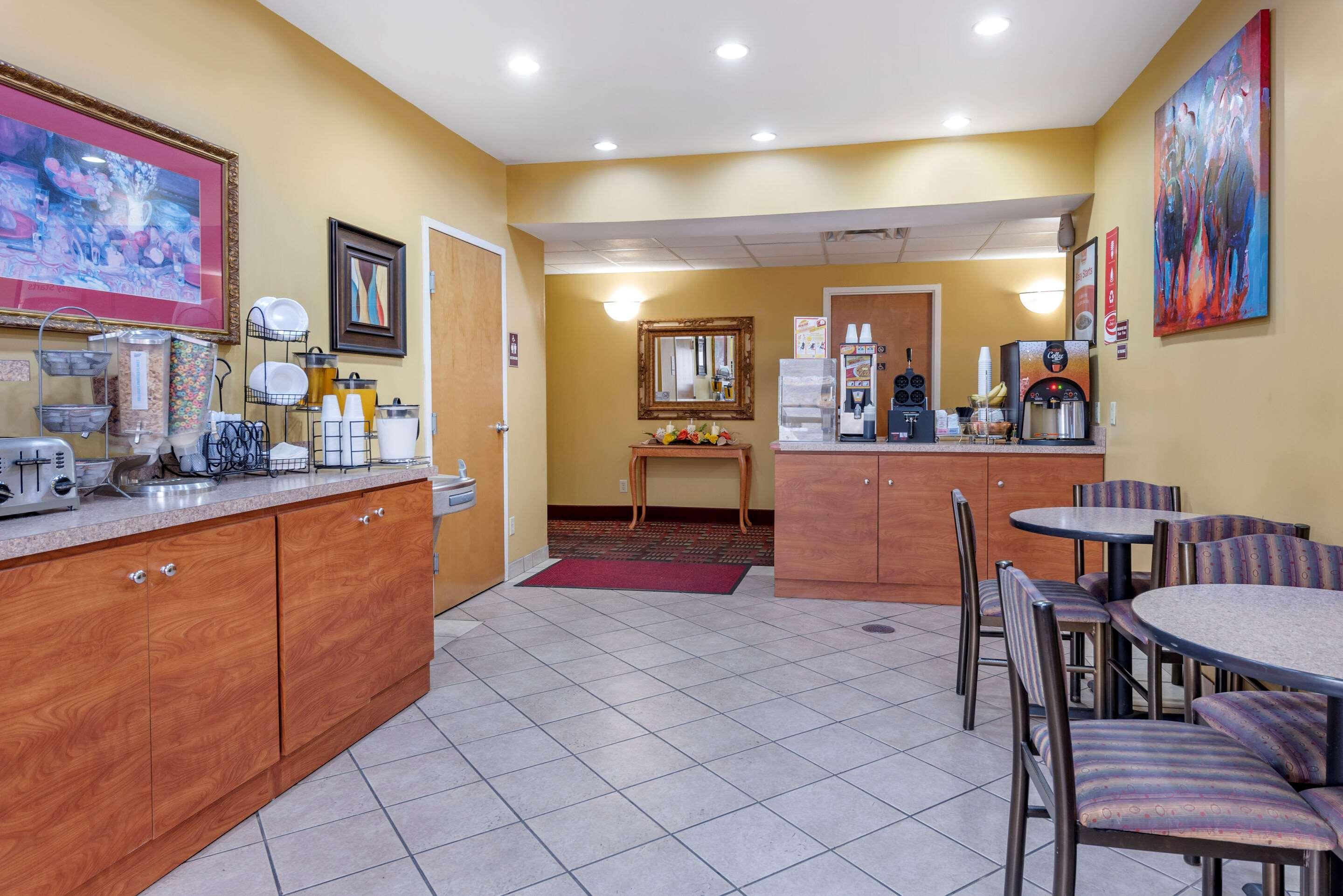 Econo Lodge Louisville Airport Екстериор снимка