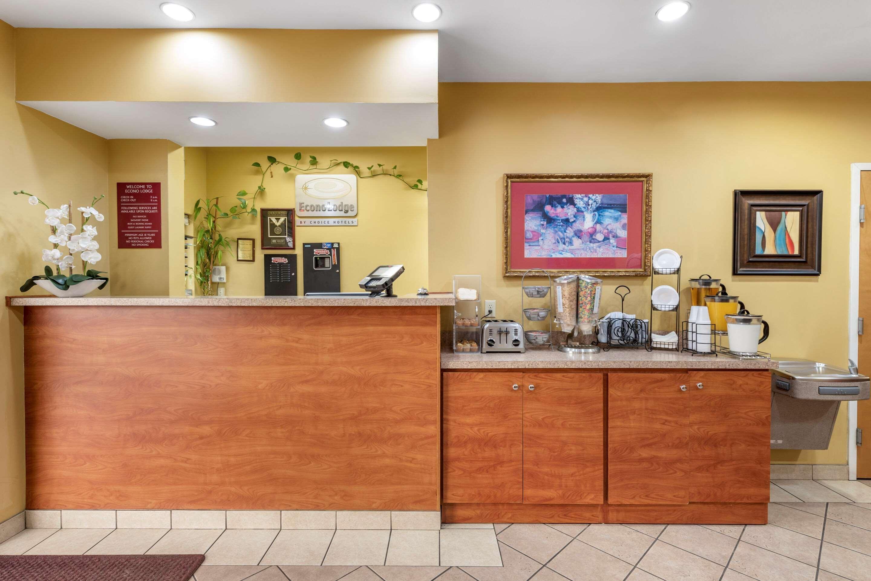 Econo Lodge Louisville Airport Екстериор снимка